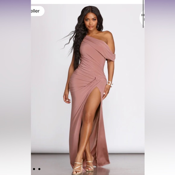 Brand new, never worn gown - Picture 2 of 3